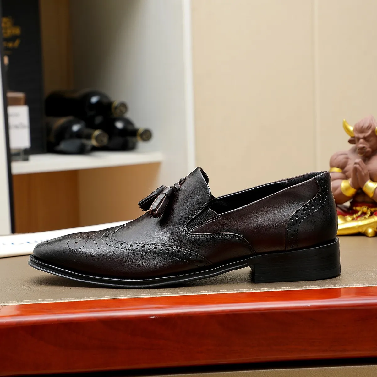 Men's shoes 💰560 💰 Louis Vuitton LV ® Autumn and Winter 🆕 models 🔛Full shoe counter First layer cowhide, 🐂Leather lined casual shoes for men, super soft outsole, a must-have for driving. Counter synchronization Original first layer cowhide Completely 1:1 mold customization 🌹Top version, 2 colors available! Number: 38-45 (37.46. Customized)